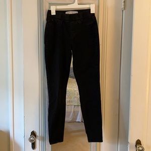 Women’s black skinny pull-on jeans